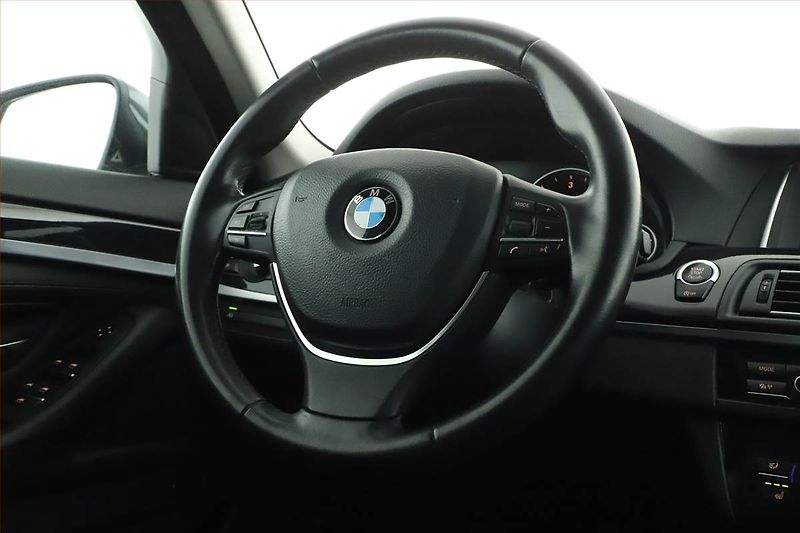 BMW Řada 5 (2013) 520d xDrive, 4X4, Automat, ČR - fotka 8 z 20