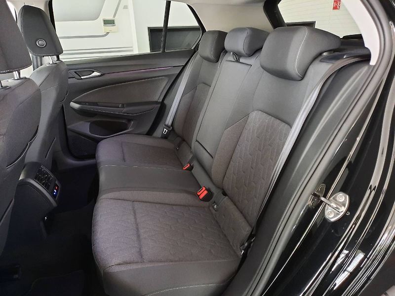 Volkswagen Golf (2025) People 1,5 TSI (85kW/116k) - fotka 9 z 25
