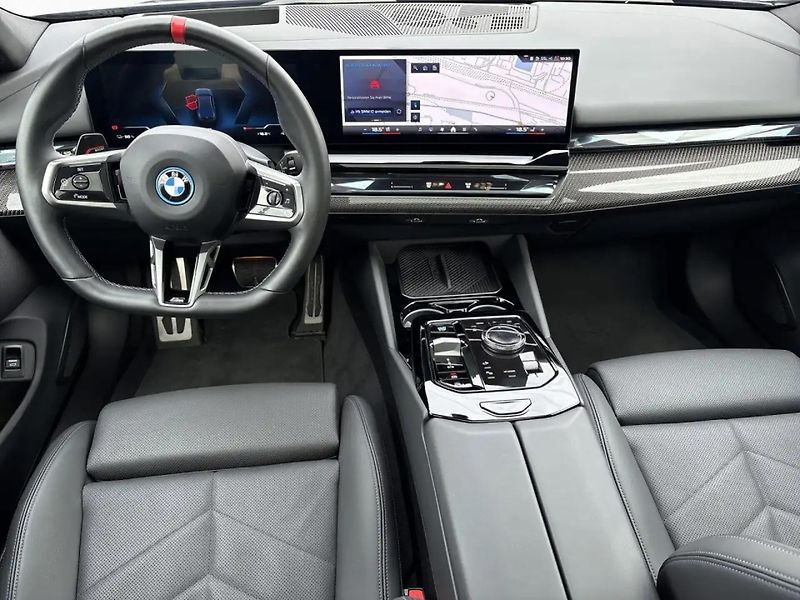 BMW i5 M60 xDrive M-Sport Pro B&W Pan - fotka 8 z 10