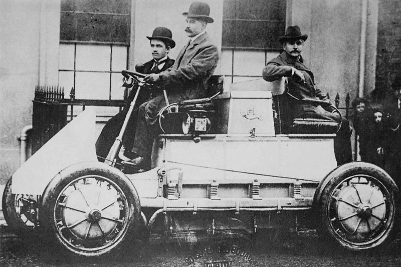 Ferdinand Porsche poslal na silnice první hybrid i model s pohonem všech kol.