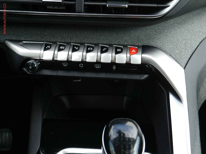Peugeot 3008 (2019) 1.5 HDi, Allure, navi, kamera - fotka 14 z 16