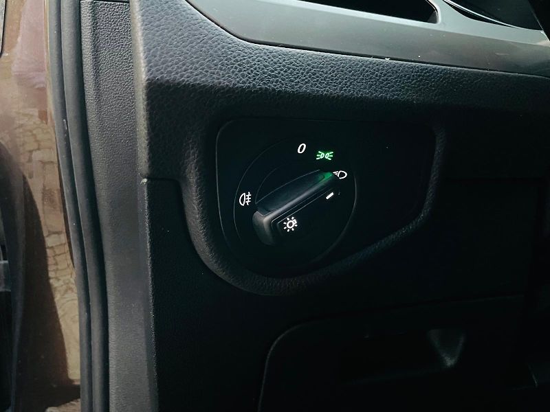Volkswagen Touran 1.6TDI MAN 7MÍST LED SERVISKA - fotka 42 z 45