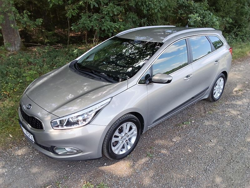 Kia Ceed SW (2013) Prodám Kia Cee'd SW 1.6 GDI  - fotka 6 z 12