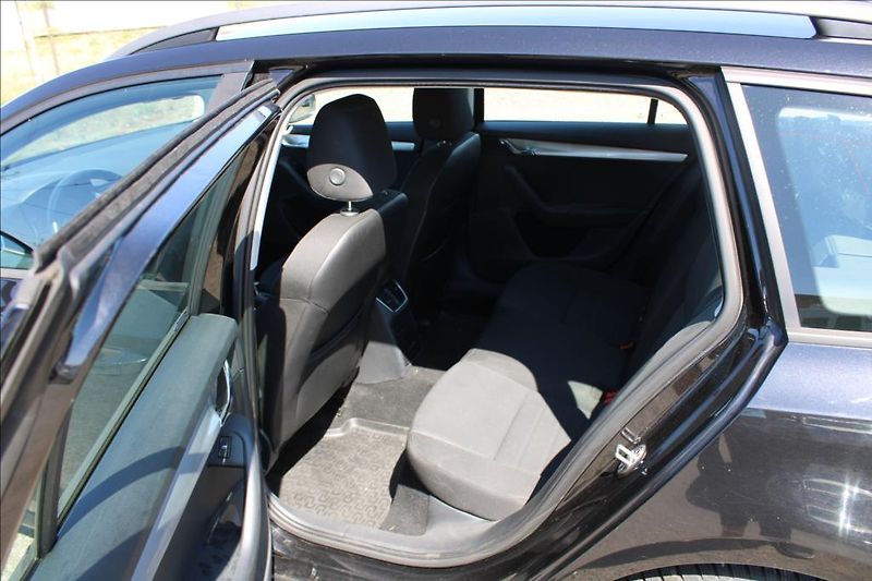 Škoda Octavia 1,6 TDi  DSG,STLYLE,SERVISKA - fotka 11 z 37