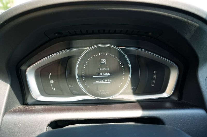 Volvo XC60 (2017) R-DESING 2,4 D4 140 kW - fotka 46 z 57