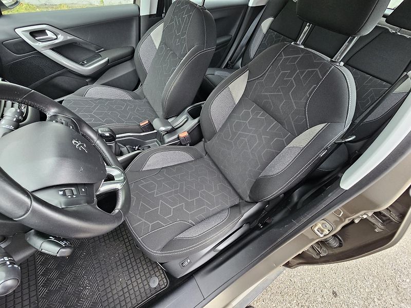 Peugeot 2008 (2017) 1.2 Pure Tech 81KW - fotka 16 z 22