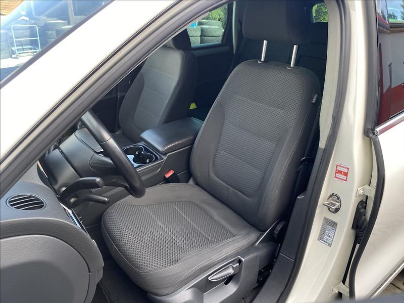 Volkswagen Touareg 3,0 TDI V6 4motion / záruka - fotka 9 z 47