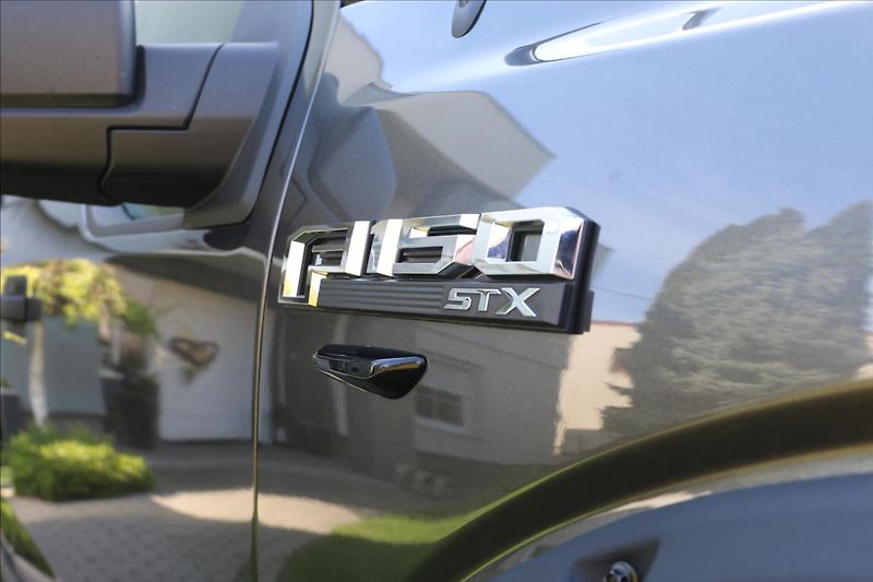 Ford F-150 5,0 V8, hardtop - fotka 12 z 64
