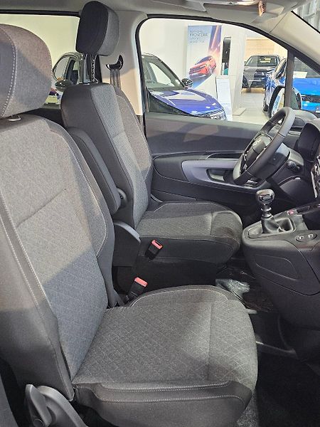Opel Combo Elegance Plus L1 1,5 CDTi MT6 - fotka 22 z 33