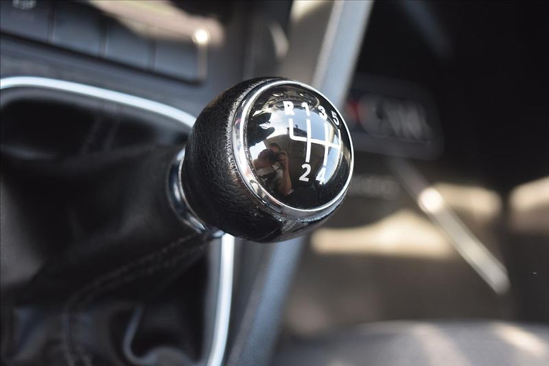 Volkswagen Jetta 1,9 TDI 77KW NOVÁ STK ALU - fotka 39 z 43