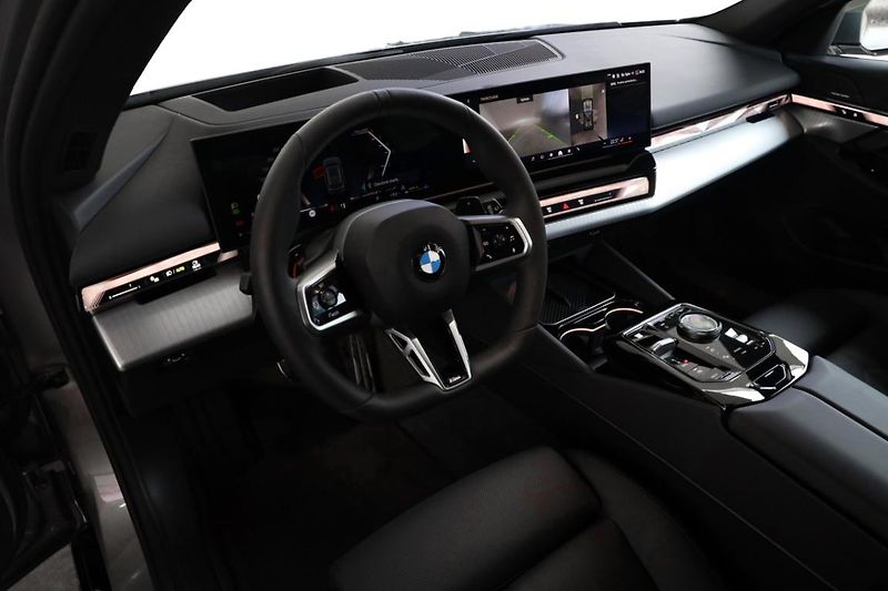 BMW Řada 5 540d xDrive Touring - fotka 2 z 28