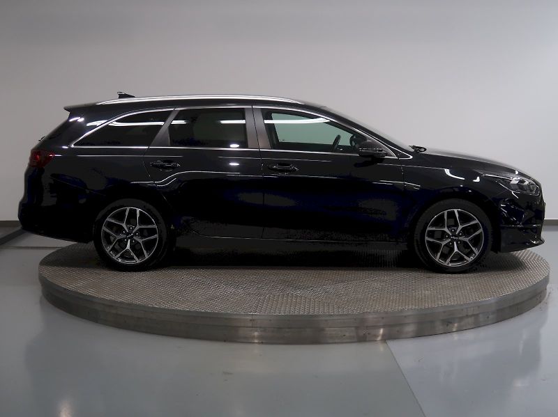 Kia Ceed (2022) SW TOP 1.5T-GDi 118KW - fotka 8 z 33