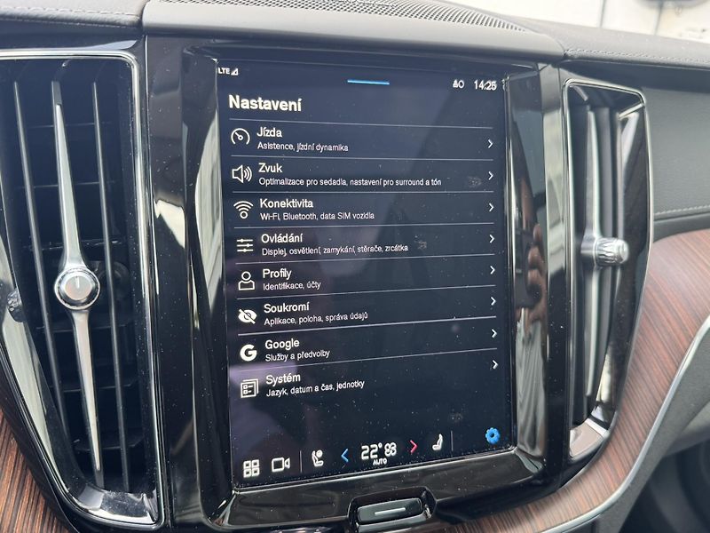 Volvo XC60 T8 AWD ULTIMATE // REZERVACE - fotka 41 z 45