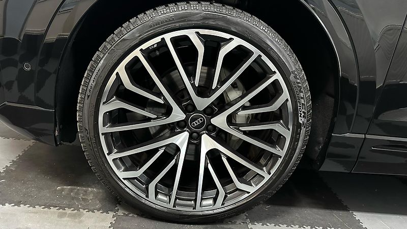 Audi Q8 (2025) S LINE / ZÁRUKA / TOP STAV - fotka 13 z 44