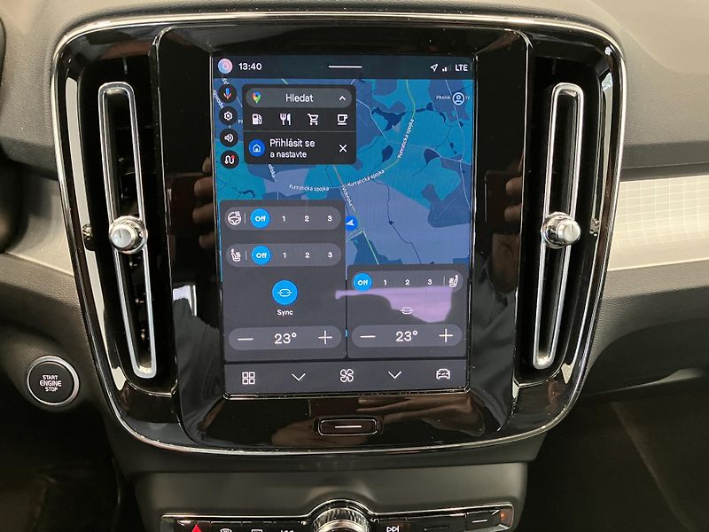 Volvo XC40 B3 FWD Plus Dark AT7 - fotka 35 z 39