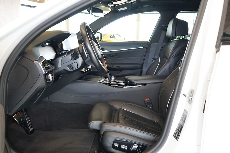 BMW Řada 5 M550i xDrive, Nezávislé, Laser - fotka 19 z 50