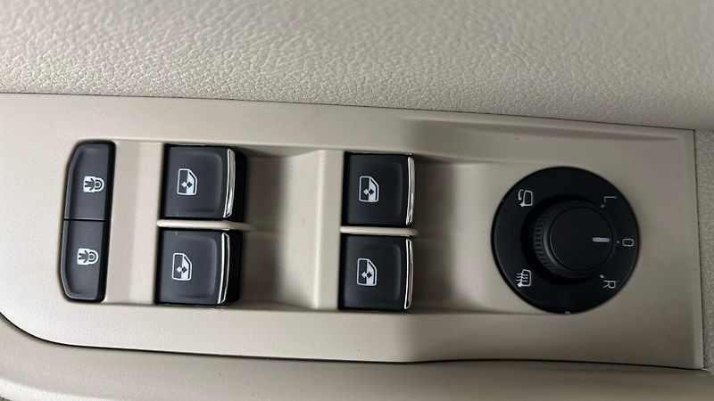 Škoda Superb 2.0 TDI DSG L&K Combi - fotka 25 z 35