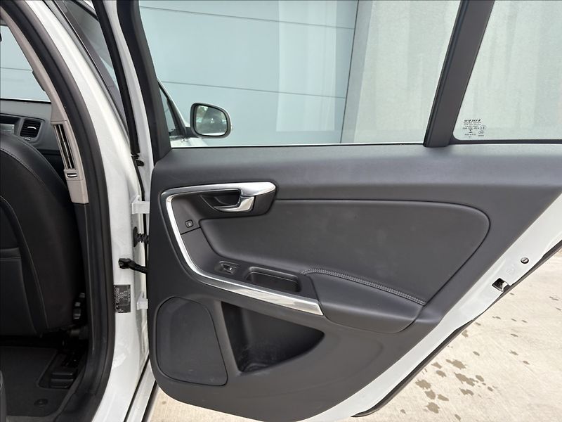 Volvo V60 2,0 D2 ZÁRUKA MOMENTUM CZ - fotka 19 z 28