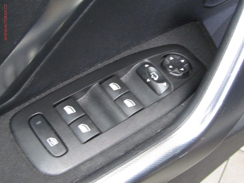 Peugeot 2008 (2018) 1.5HDi, Panorama, AC - fotka 12 z 21