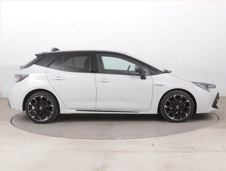 Toyota Corolla (2020) 1.8 Hybrid - fotka 6 z 16