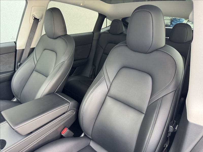 Tesla Model Y 0,0 RWD SoH 94% - fotka 22 z 50