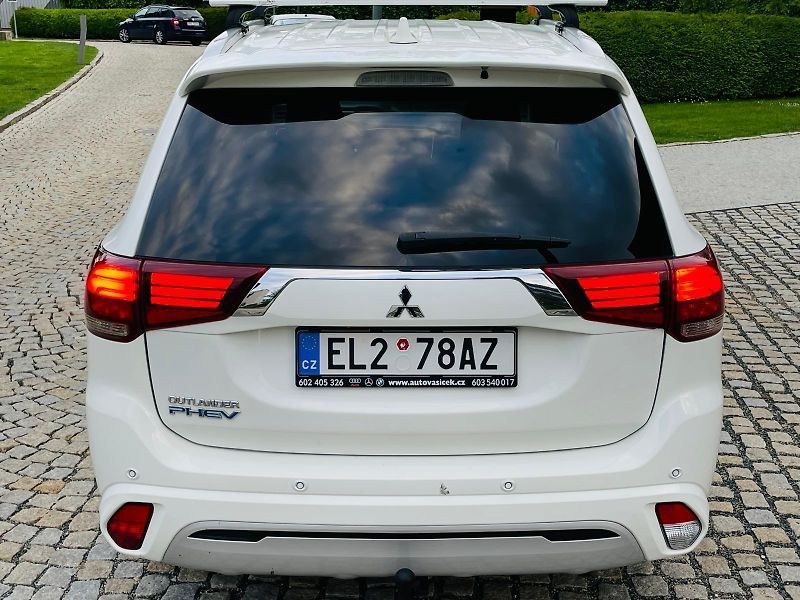 Mitsubishi Outlander 2.4i+HYBRID 4x4 SERVISKA TAŽNÉ - fotka 13 z 53