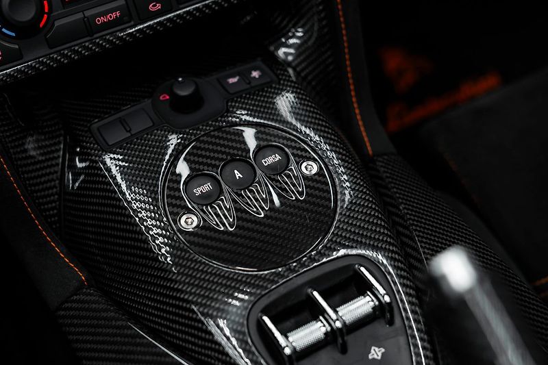 Lamborghini Gallardo Performante - fotka 28 z 36