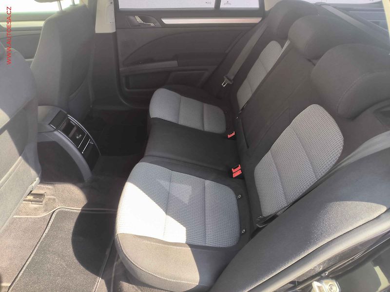 Škoda Superb (2010) 1.6 TDi, Xenon, AC - fotka 10 z 18