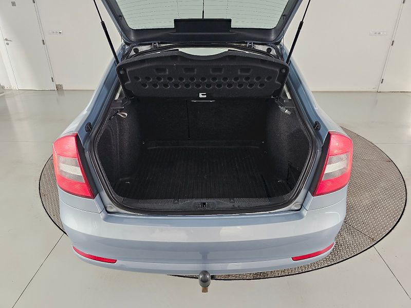 Škoda Octavia (2011) 1.6TDI 77kW Ambiente plus - fotka 20 z 20