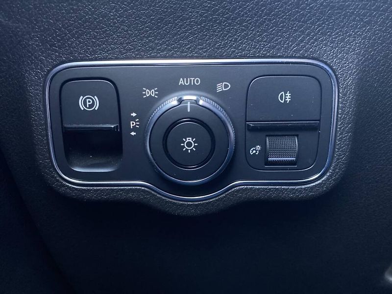 Mercedes-Benz GLB (2021) 200 d 4M Premium Plus - fotka 17 z 29