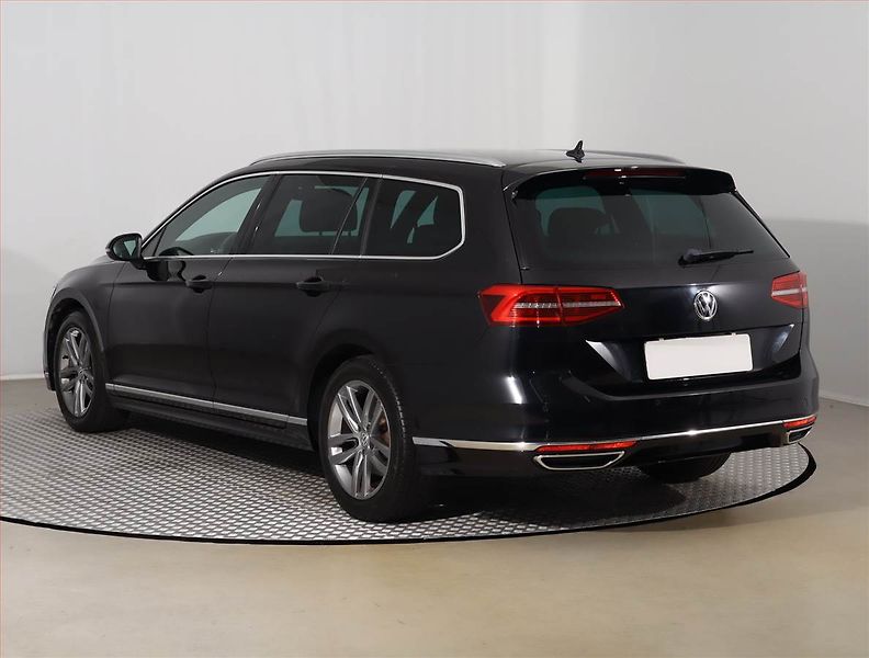 Volkswagen Passat (2018) R-Line 2.0 TDI, Automat, Kůže - fotka 4 z 22