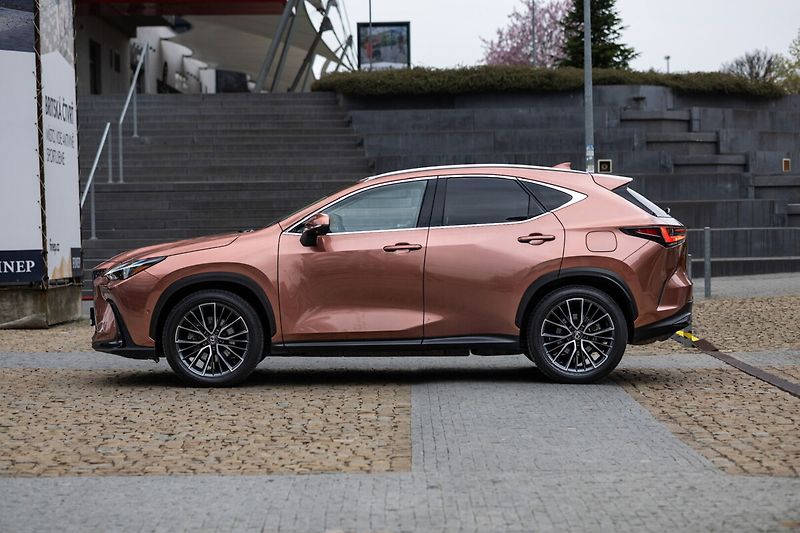 Lexus NX 450h plus 450H 2.5 PHEV LUXURY - fotka 29 z 29