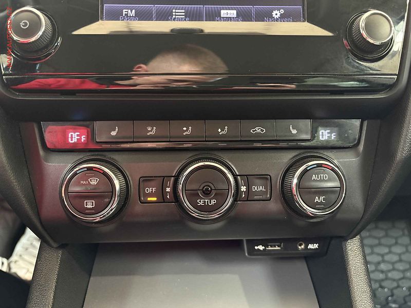 Škoda Octavia (2013) 1.6 TDi, AC, výhřev sed. - fotka 13 z 14