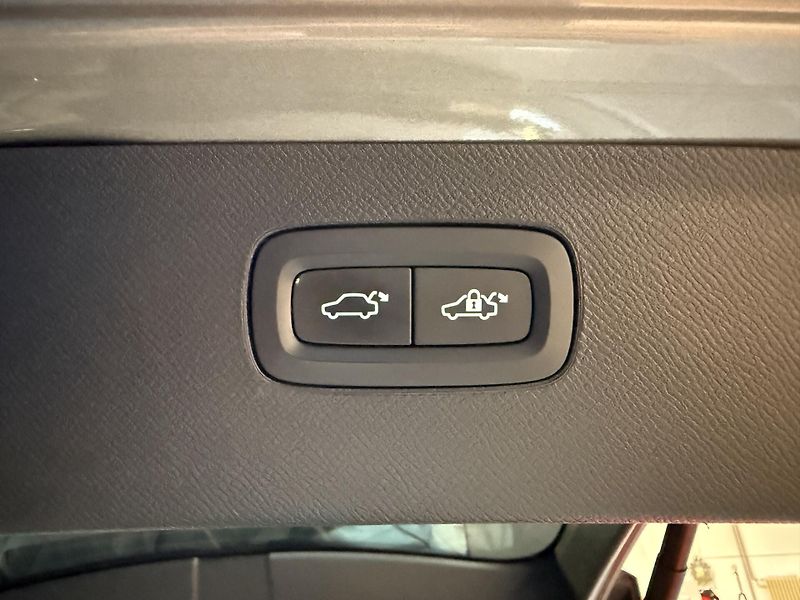 Volvo XC90 B5 AWD diesel Inscription Auto - fotka 15 z 16