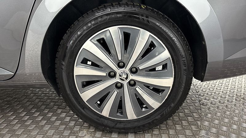 Škoda Superb 2.0 TDI DSG Style Combi - fotka 19 z 28