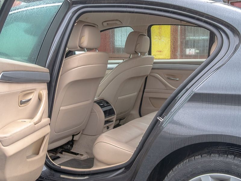 BMW Řada 5 (2010) 3.0i mat – NAVI - fotka 41 z 49