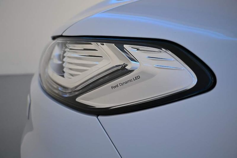Ford Mondeo (2021) 2.0 VIGNALE 140 KW LED ACC Mas - fotka 28 z 39