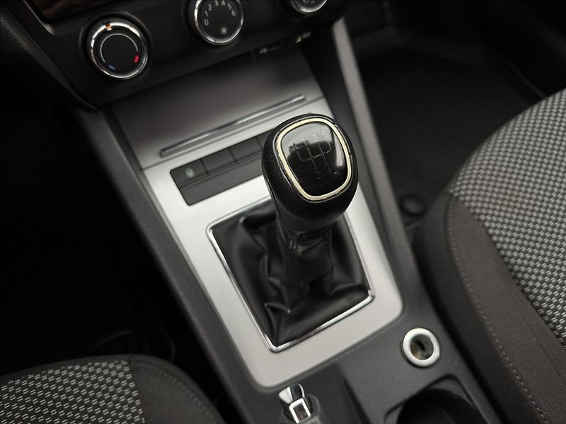 Škoda Octavia 1,6 TDi DPH KLIMA SENZORY ČR - fotka 18 z 30