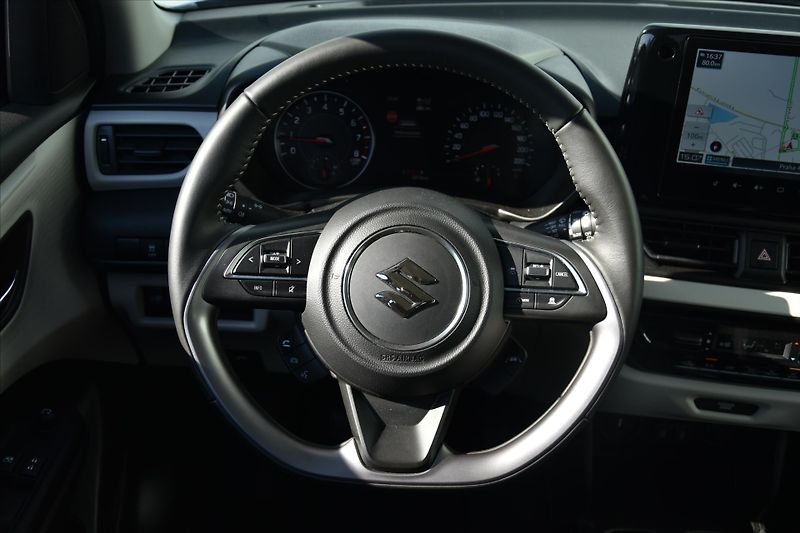 Suzuki Swift 1.2 PREMIUM HYBRID ZÁRUKA 2/30 - fotka 14 z 27