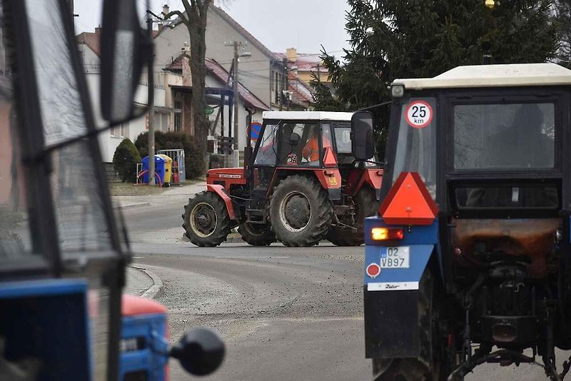 Táta, brácha a já, jedeme v tom spolu. V Suchém pořádali v pondělí vánoční jízdu traktorů.