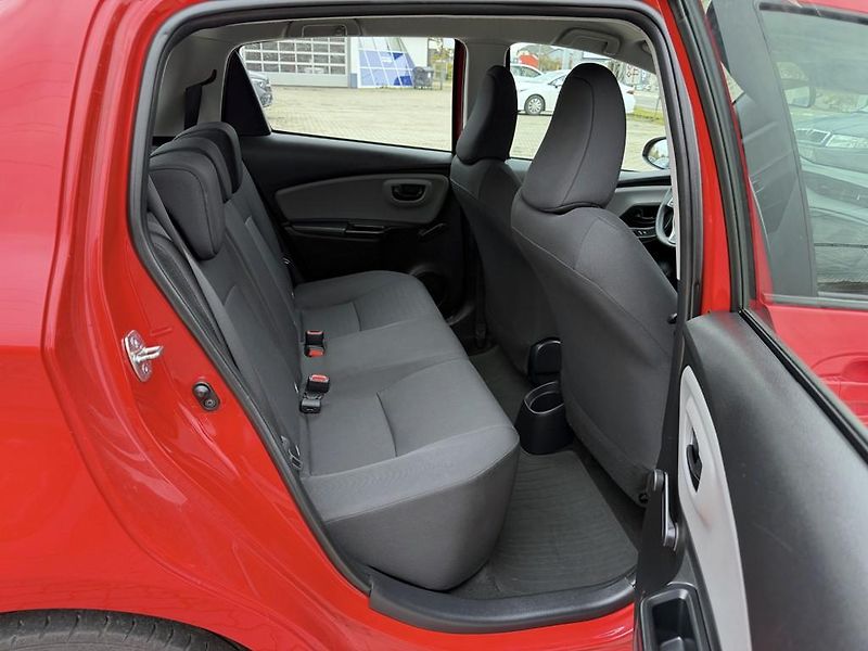 Toyota Yaris 1.0i 51 kW klima, serviska - fotka 10 z 17