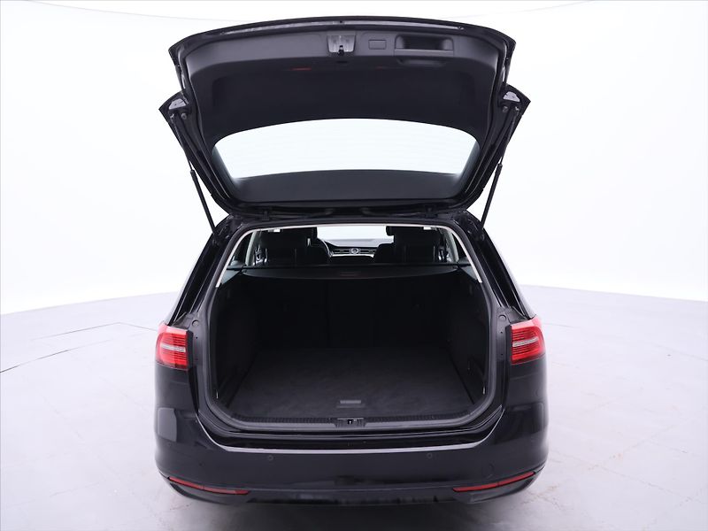 Volkswagen Passat 1,6 TDI Highline Aut klima LED - fotka 9 z 27