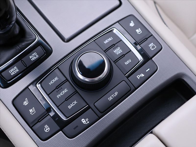 Hyundai Genesis 3,8 V6 232kW Exclusive 4x4 CZ - fotka 28 z 40