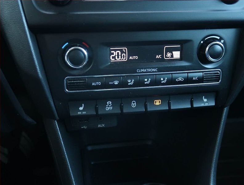 Škoda Rapid (2014) Spaceback 1.2 TSI, Tempomat - fotka 17 z 23