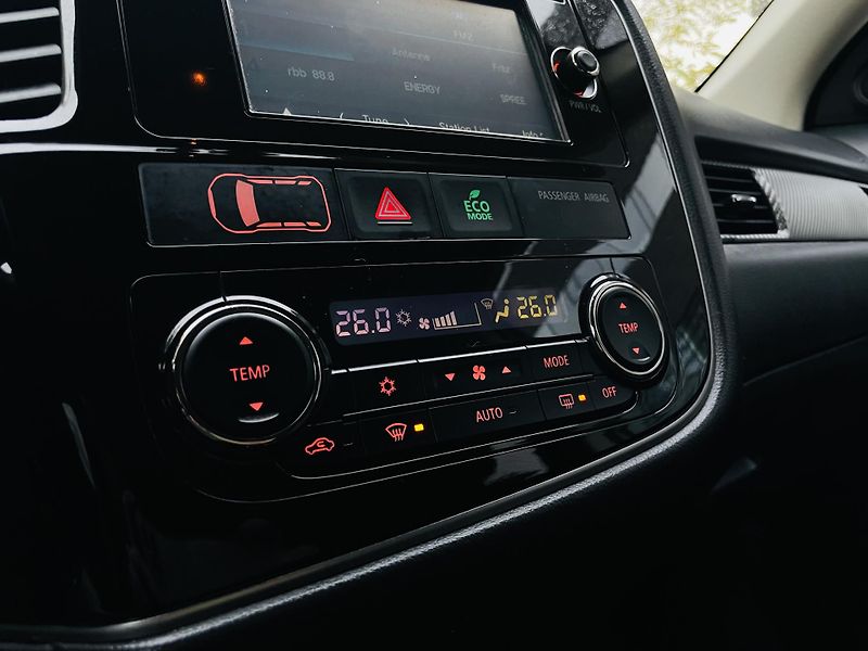 Mitsubishi Outlander 2.0i MANUÁL 1.MAJITEL SERVISKA - fotka 35 z 43