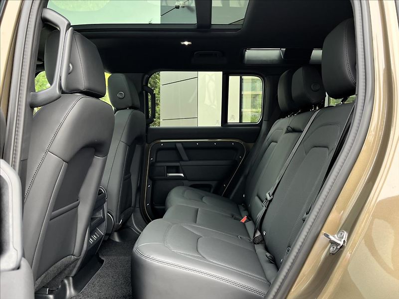 Land Rover Defender (2026) 110 D250 X-DYNAMIC SE - fotka 28 z 32