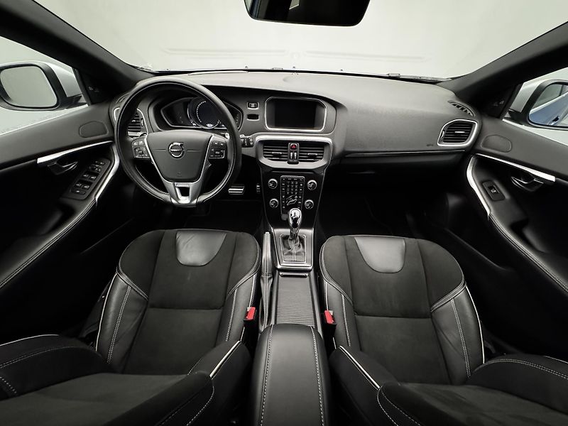 Volvo V40 T3 R-DESIGN AUT REZERVACE - fotka 2 z 47