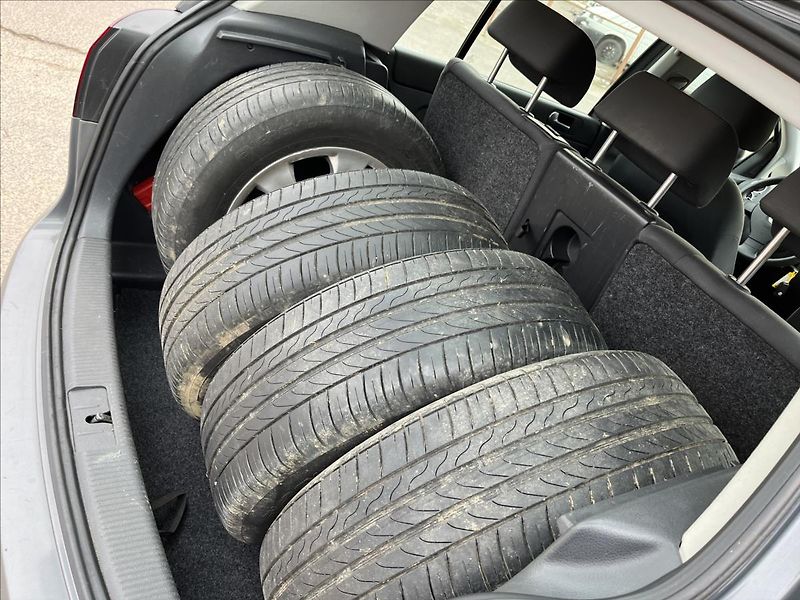 Volkswagen Golf Plus 1.4 i ROZVODY 2x KOLA STK 1/28 - fotka 25 z 36
