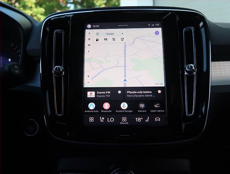 Volvo XC40 (2022) B4 - fotka 16 z 21