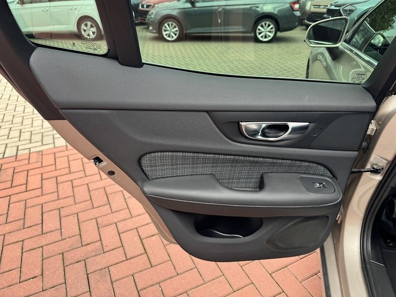 Volvo S60 (2024) 2.0i B4 Core Ad.LED Kamera - fotka 23 z 46